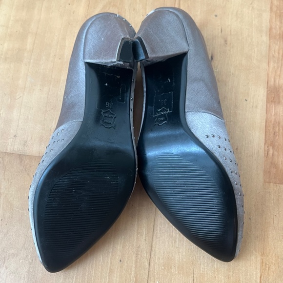 Metal studded silver satin pumps - Picture 4 of 5